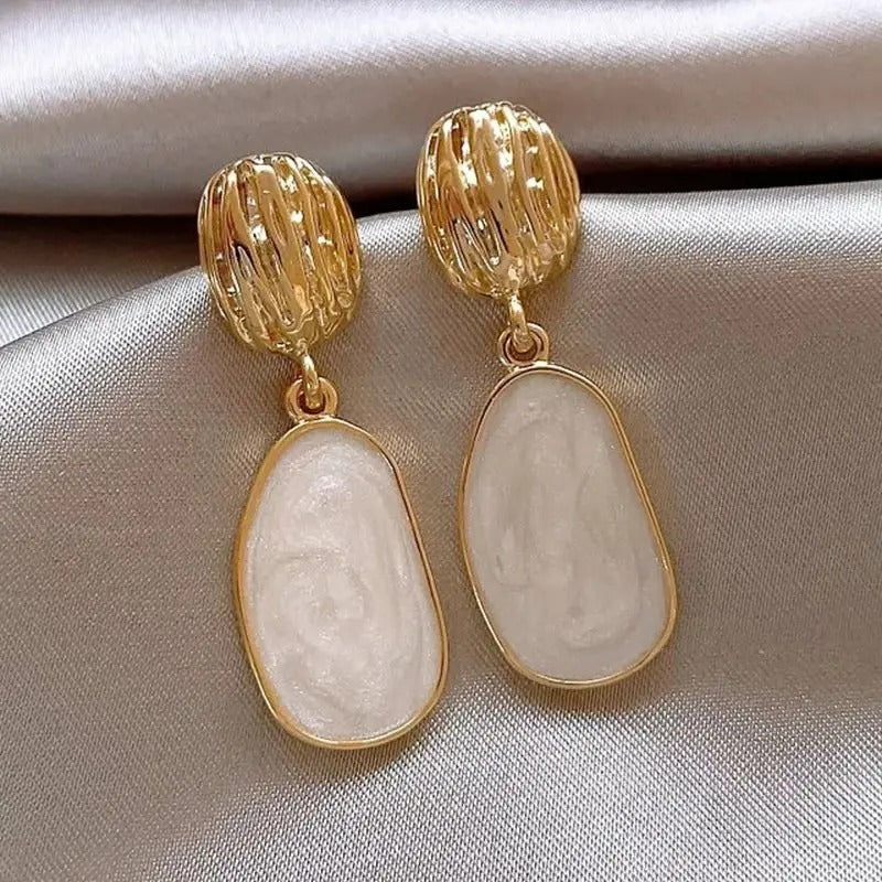 Boucles d'oreilles ovales dorées & émail blanc