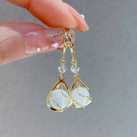 Boucles d'Oreilles Pendantes en Or Vintage avec Opale Blanche