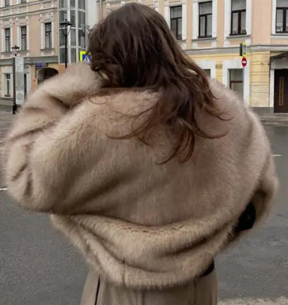 Le Charme de l’Hiver : Manteau en Fourrure Haute Classe